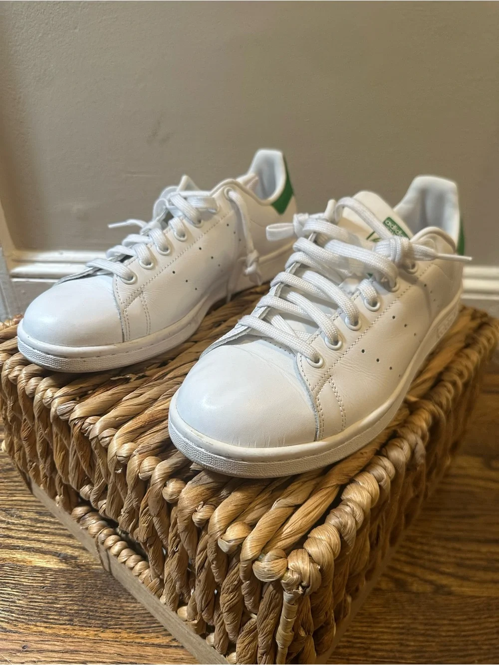 adidas stan smith Women’s Sneakers with Green Heel Tab